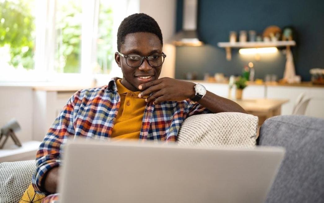 Espacio de estudio organizado para aprendizaje remoto efectivo