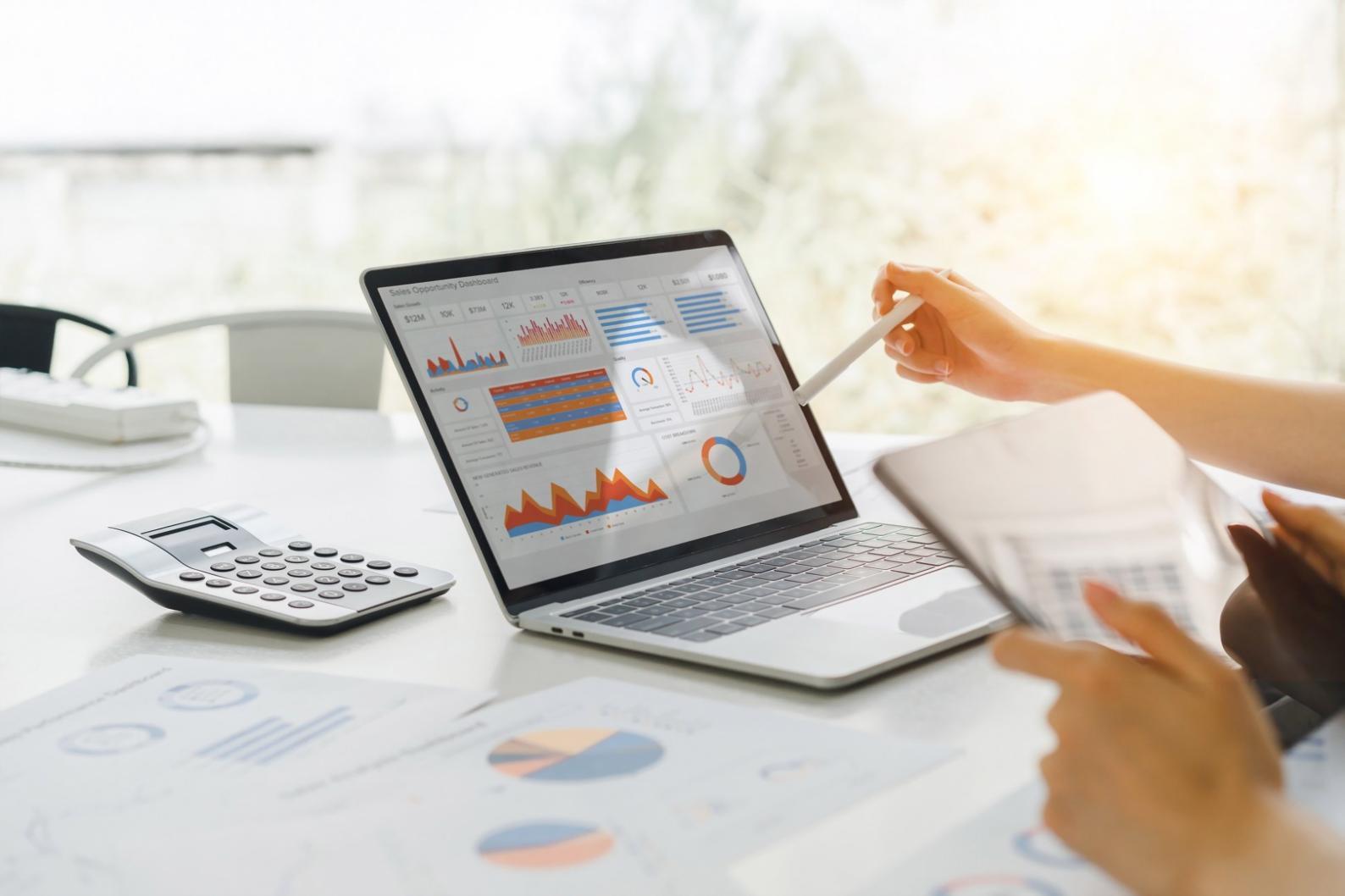 Estudiante trabajando en planificación financiera personal